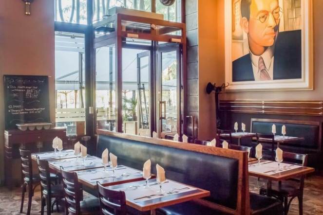intérieur-du-café-victor-hugo